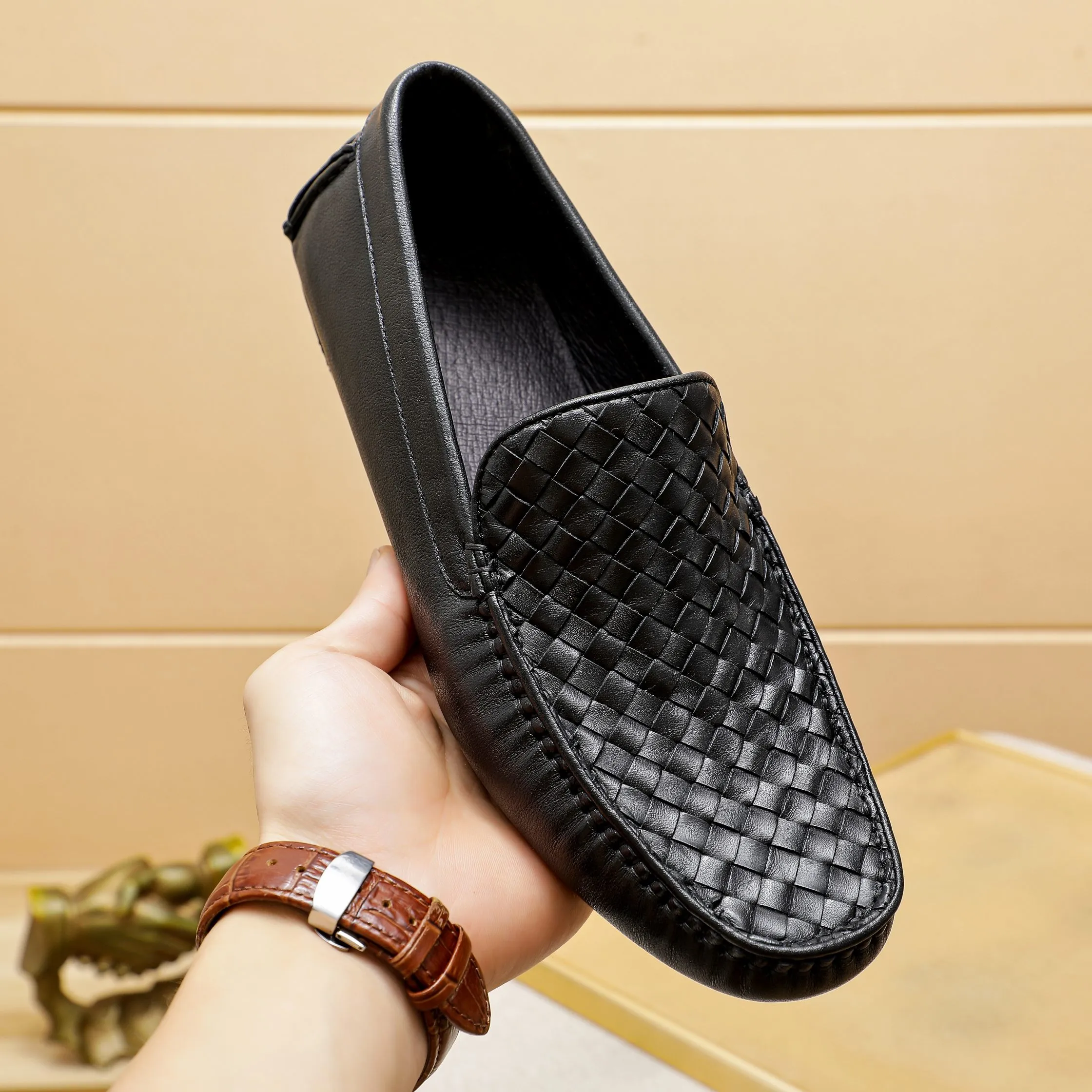 Factory price: 400￥🔥BV, high quality, the upper is made of imported first-layer soft cowhide genuine weaving + pigskin lining + the latest hardware buckle, the official website is 1:1 and the sole is only used for the sole. Rubber-resistant rubber outsole, counter quality 🙏 Customized for trendy men. Versatile style 💋Picture is black. Optional, code number: 38-44…